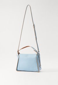 Borsa a tracolla in pelle azzurro chiaro con superficie testurizzata, caratterizzata da una forma rettangolare strutturata, accenti a contrasto color nocciola e una tracolla regolabile.