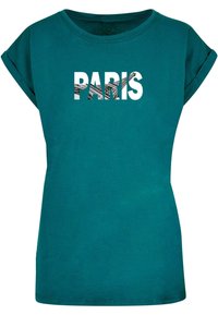 Türkises Baumwoll-T-Shirt mit aufgerollten Ärmeln, das das Wort "PARIS" in fetten weißen Buchstaben zeigt, integriert mit einem schwarz-weißen Eiffelturm-Design.