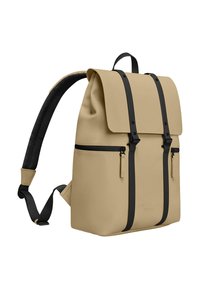 Zaino beige con patta pieghevole, spallacci neri e dettagli in zip. Realizzato in materiale resistente, presenta un design minimalista e una forma strutturata.