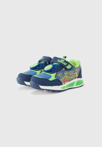 Adidași pentru copii, albastri și verzi, cu un design grafic ce prezintă personaje de desene animate. Curea cu velcro, talpă amortizată, material texturat.