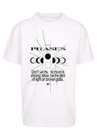 Hvid bomulds-T-shirt med sort grafisk tryk af månens faser, linjer og tekst. Rund halsudskæring med kortærmer og en afslappet pasform.