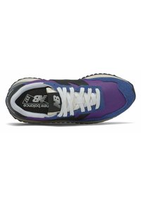 Violetti ja sininen urheilukengä mustilla yksityiskohdilla, valkoisilla nauhoilla ja kuvioidulla pohjalla. Varustettu pehmustetulla kauluksella ja kielellä mukavuutta varten.