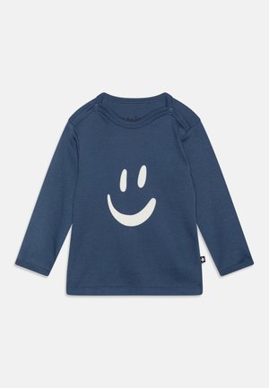 T-shirt bleu marine à manches longues pour tout-petit avec un graphique de visage souriant blanc sur le devant et des boutons pression aux coutures des épaules.