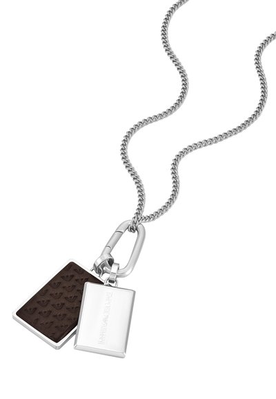 Collier en chaîne en argent avec deux pendentifs rectangulaires, l'un gravé "EMPORIO ARMANI" et l'autre en brun texturé avec des logos en relief.