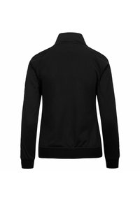 Giacca nera con colletto alto, maniche lunghe e polsini a coste. Realizzata in un materiale liscio con un design pulito e minimalista.