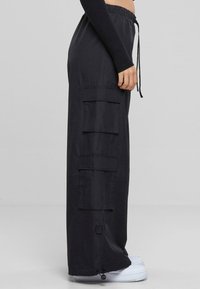 Urban Classics Cargobyxor - black