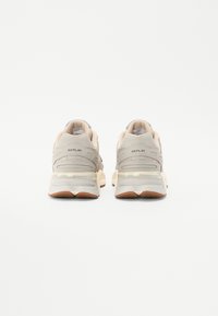 Beige sneakers met een mesh bovenkant, rubberen zolen en een gevoerde tussenzool. Heeft REPLAY branding op de hak en textuuraccenten.