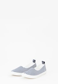 Un paio di scarpe casual slip-on con righe orizzontali blu navy e bianche e suole in gomma bianca testurizzata su uno sfondo bianco.