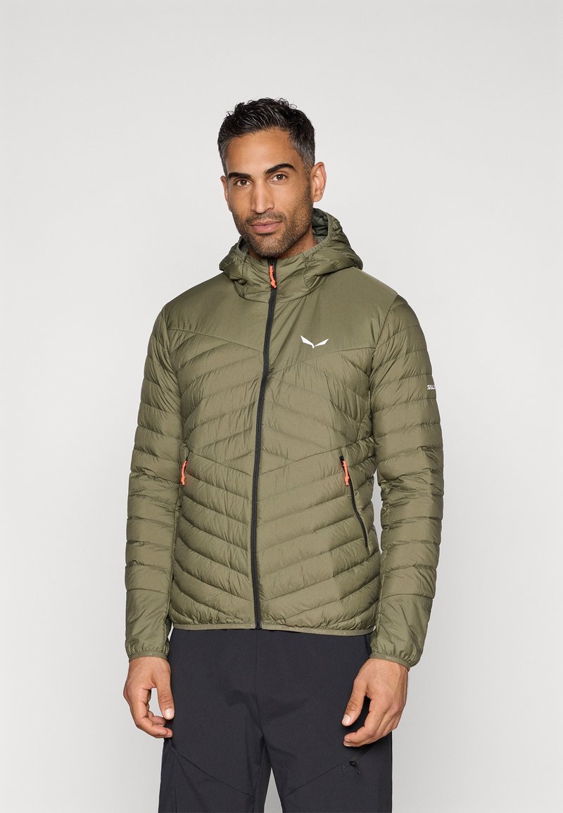 Casaco puffer verde-oliva com capuz, apresentando um fecho preto, detalhes em laranja e textura acolchoada horizontal. Design leve e isolado.