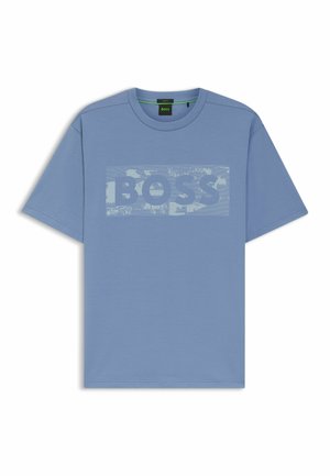 Jasnoniebieska koszulka z krótkim rękawem i okrągłym dekoltem z wyblakłą prostokątną grafiką i napisem "BOSS" na piersi.