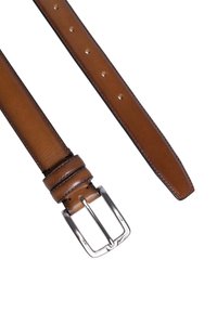 Bruine leren riem met een zilveren metalen gesp, plat ontwerp, met meerdere gaten voor aanpassing, een gladde textuur en nette stiksels.