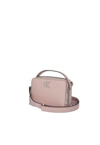 Borsa a tracolla Calvin Klein in rosa chiaro, realizzata in materiale sintetico testurizzato, dotata di logo, chiusura con zip e tracolla regolabile.