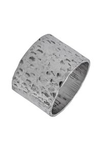 Anello a fascia larga in tono argento con superficie texturizzata e battuta, e interni lisci. Bordo arrotondato con finitura lucida.