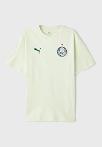 Camiseta de algodón verde claro con mangas cortas, que presenta un logo redondo de Palmeiras con una estrella, y un pequeño logo verde de Puma en el lado izquierdo del pecho.