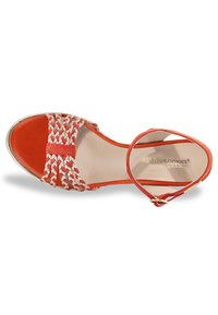 Sandalo rosso in suede con fasce bianche intrecciate, design con punta aperta, dettagli in oro e cinturino alla caviglia. Soletta beige liscia.