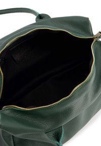 Grüne Lederhandtasche mit strukturierter Oberfläche, goldenem Reißverschluss und schwarzem Innenraum. Die Öffnung zeigt den geräumigen Innenraum ohne äußere Details.