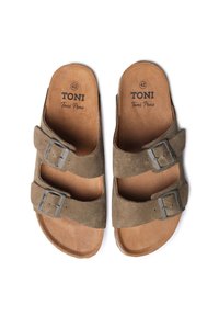 Bruna mockaskor med två justerbara remmar, silverfärgad spännen och en texturerad innersula, märkta "Toni Pons 42" på sulorna.