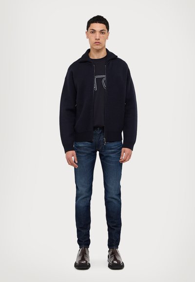 Emporio Armani Pieguloša piegriezuma džinsi - denim blu