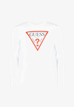Wit shirt met lange mouwen en een rood driehoekig logo met de tekst "GUESS U.S.A." en "Washed Jeans" rondom een centrale rode vraagteken.