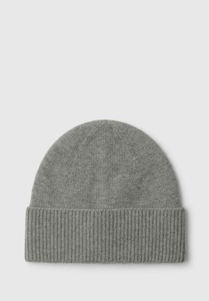 Gorro de punto gris con puño acanalado doblado, colocado plano sobre un fondo gris claro.