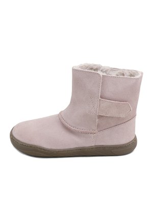 Bota de ante rosa para tobillo con forro interior peludo, cierre de velcro, puntera redondeada y suela de goma texturizada. Textura suave y diseño sencillo.