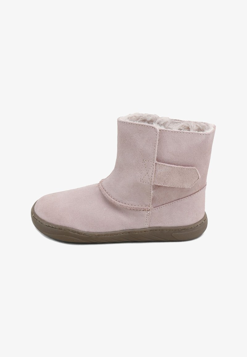 Bota de ante rosa para tobillo con forro interior peludo, cierre de velcro, puntera redondeada y suela de goma texturizada. Textura suave y diseño sencillo.