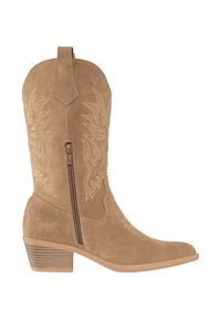 Bota vaquera de ante marrón con detalles bordados, puntera afilada, cremallera lateral y tacón apilado. Textura suave y altura a medio muslo.