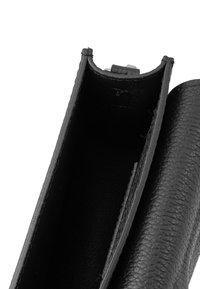 Portafoglio in pelle nera con superficie texturizzata, aperto per rivelare una fodera interna liscia. Presenta bordi curve e hardware minimale.