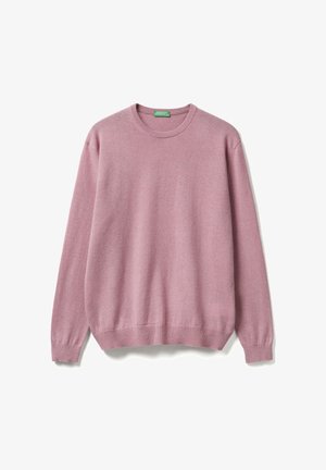 Różowy sweter dzianinowy z okrągłym dekoltem, długimi rękawami i ribbowym wykończeniem. Miękka faktura, lekkie materiały, prosty design bez wzorów.