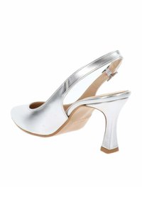Scarpa slingback metallica argento con punta affusolata, design aperto, tacco conico di medie altezze e texture liscia.
