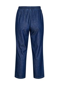Denimové nohavice s voľným strihom, elastickým pásom a skrátenou dĺžkou. Materiál je tmavomodrý s hladkou textúrou a minimálnym šitím.