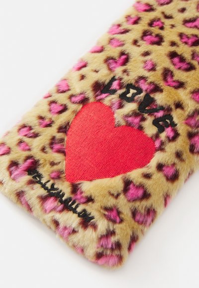 Faux fur telefonsag med leopardprint, pink hjerte-detail og sort broderet tekst. Blød tekstur, afrundede kanter og livlige farver.