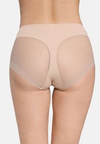 Beige vysoké spodní prádlo s hladkým materiálem a průhlednými síťovanými panely na zadní straně, které poskytují kontrast v texturách a pokrytí.