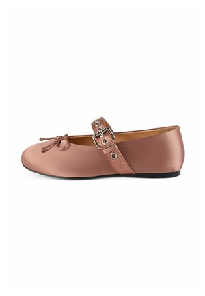 Ballet flats en satin rose avec bout rond, nœud décoratif et bride de cheville avec boucle en argent et œillets. Semelle plate noire.