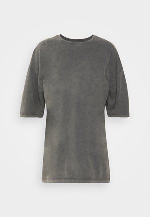 Šedé bavlněné tričko s krátkými vypouklými rukávy, kulatým výstřihem a jemně texturovaným povrchem. Volný střih s vybledlým vzhledem.