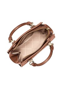 Bolso de mano de cuero marrón con asas superiores dobles, cierre de cremallera y un interior forrado con un sutil patrón de logo. Accentos en tono dorado.