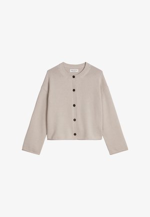 Beige, kurz geschnittener Cardigan mit Knopfleiste, langen Ärmeln und rundem Ausschnitt, mit fünf schwarzen Knöpfen vorne.