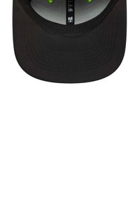 Czarna czapka baseballowa z płaskim daszkiem i haftowanymi detalami. Wnętrze ma zielone akcenty. Materiał to tkanina o gładkiej fakturze.