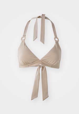 Top de biquíni bege com formato de copo triangular, amarrado no pescoço e nas costas, apresentando acabamentos em hardware redondo e um design envolto. Textura suave.