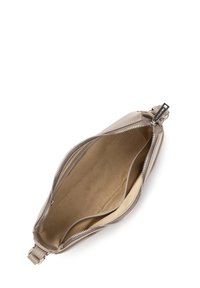 Borsa in pelle beige con chiusura a zip, dotata di un interno marrone chiaro e due scomparti. Texture liscia con hardware minimale.