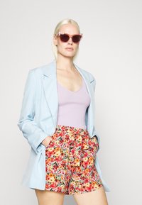 ONLY Tall ONLFREDERIKKE BELT - Calções - cloud dancer/pink