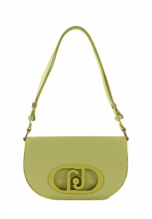 Bolso de cuero verde con forma curvada, strap ajustable y un logo prominente centrado en la parte delantera. Textura suave y diseño minimalista.