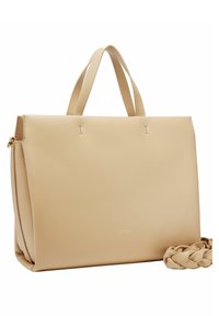Beige læder tote taske med to håndtag, rektangulær form og en fletdetalje på stroppen. Glat overflade med minimal syning og guld logo.