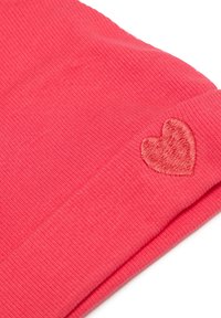 Gorro de punto rojo con un corazón texturizado bordado en el lateral. Material suave, bordes plegables y diseño acanalado para mayor comodidad.
