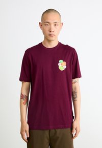 GRAPHIC  - Tricou cu imprimeu - maroon