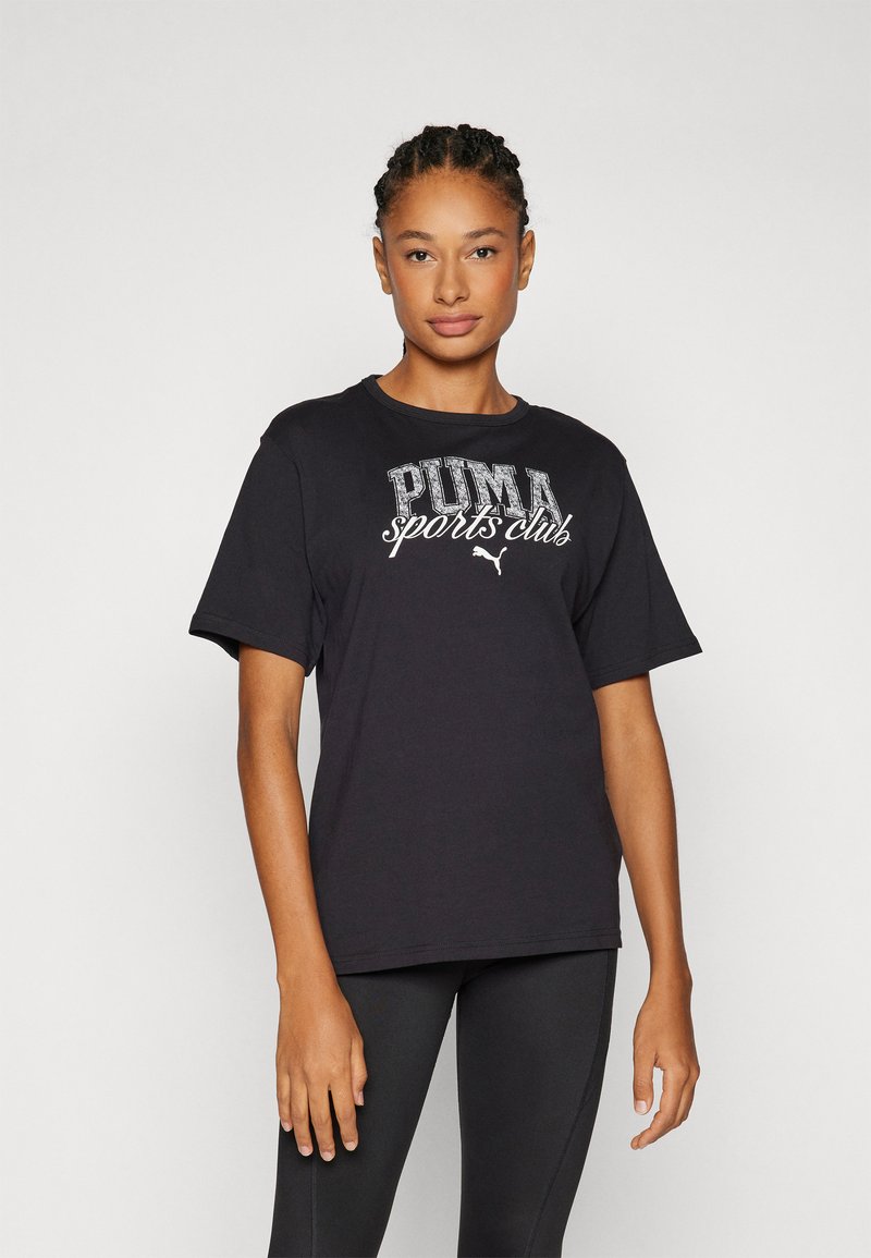 Schwarzes Baumwoll-T-Shirt mit dem Schriftzug "PUMA Sports Club" in weiß. Kurze Ärmel und runder Halsausschnitt; lässige Passform mit minimaler Textur.