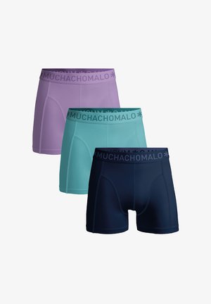 Három pár boxeralsó: egy levendula színű, egy mentazöld és egy tengerészkék. Mindegyik logós derékrésszel rendelkezik, sima textúrával.