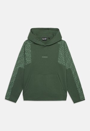 Sweat à capuche vert avec manches à motifs présentant le texte répété "EA7 Emporio Armani" et une poche kangourou à l’avant.