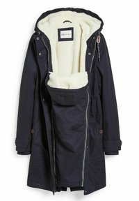 Parka navy con capucha forrada de pelo sintético y forro interior. Presenta cierres de cremallera y botón, bolsillos laterales y un ajuste relajado.