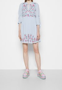 YAS Tall Vestido informal - light blue